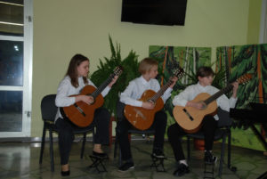 На сцене – трио гитаристов, воспитанников Сухоложской детской музыкальной школы