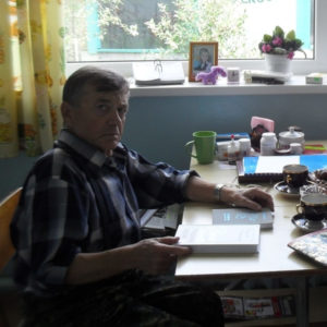 Ю.И. Толмачев с книгами друзей, 2015 г.