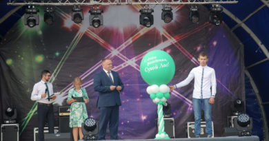 Глава городского округа Роман Валов торжественно открыл официальную часть праздника