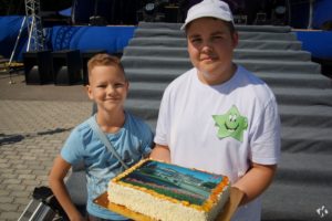 Торт за копейку и его счастливый обладатель Данил Лескин (слева)