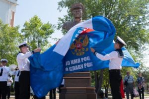 Моряки-севастопольцы снимают полотно с бюста комбата Победы, 2022 г.