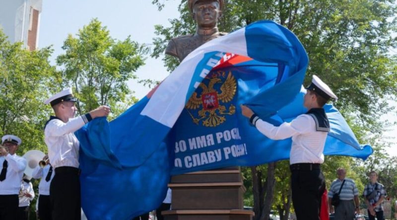 Моряки-севастопольцы снимают полотно с бюста комбата Победы, 2022 г.