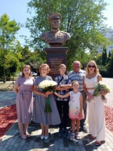 У бюста Героя его дочь Татьяна (вторая слева) вместе со своими детьми и внуками