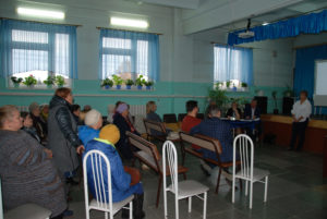 Жители поселка Алтынай задают вопросы директору УК «Сухоложская»