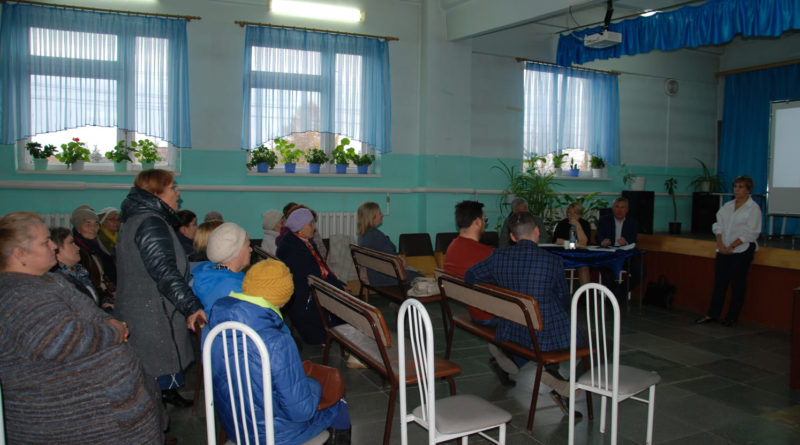 Жители поселка Алтынай задают вопросы директору УК «Сухоложская»