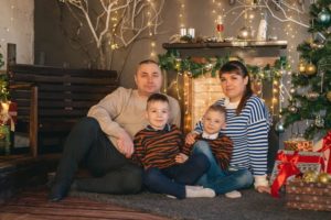 Супруги Екимовы с сыновьями Савелием и Степаном в преддверии новогодних праздников, 2021 г.