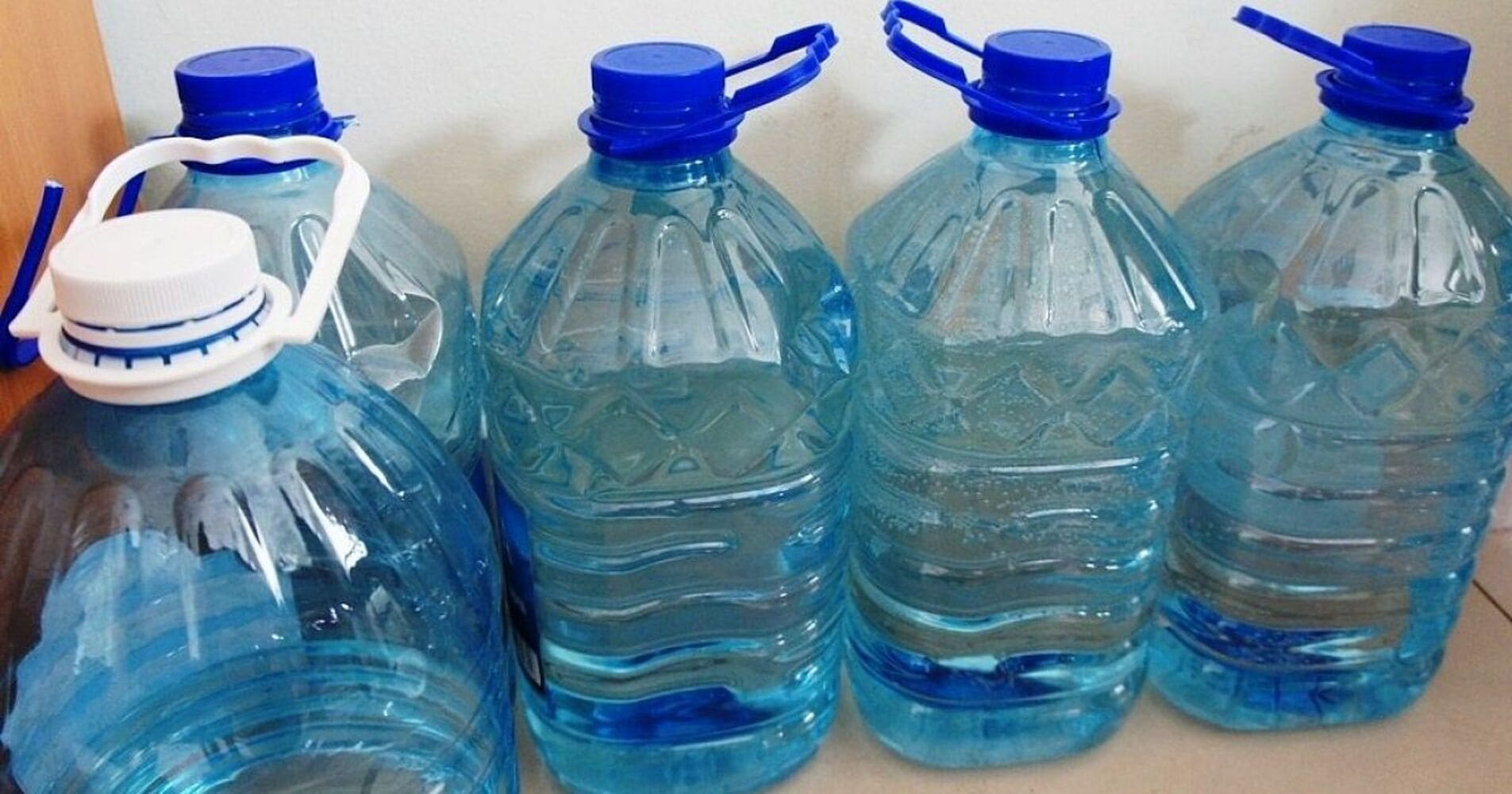 Сделайте запас воды. Пятилитровая бутылка. Пятилитровый бутыль воды. Пластиковая бутылка. Баклажка воды.