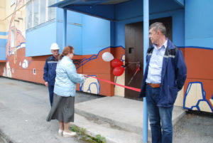 Первые жильцы,сотрудники АОР «НП Знамя», ждут заветные ключи от новых квартир