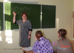 Вера Куликова на занятии в Уральскомпромышленно-экономическом техникуме