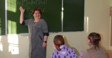 Вера Куликова на занятии в Уральском промышленно-экономическом техникуме