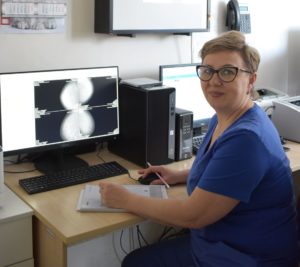 Врач рентгенолог Оксана Владимировна Суворова проводит диагностику молочных желёз