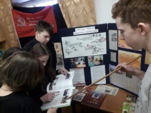 Школьники знакомятся с экспонатами выставки,посвященной 80-летию Уральского танкового корпуса