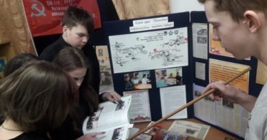 Школьники знакомятся с экспонатами выставки, посвященной 80-летию Уральского танкового корпуса