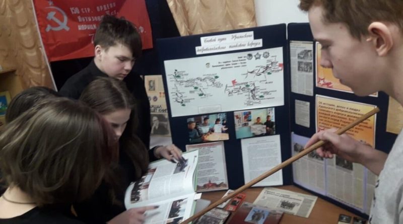 Школьники знакомятся с экспонатами выставки, посвященной 80-летию Уральского танкового корпуса