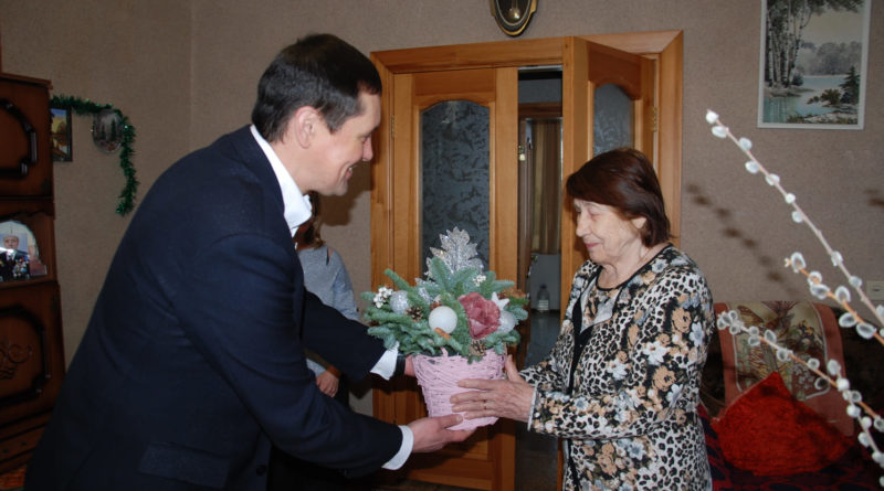 Новогодний букет Тамаре Быковой вручает глава городского округа Рафаил Мингалимов