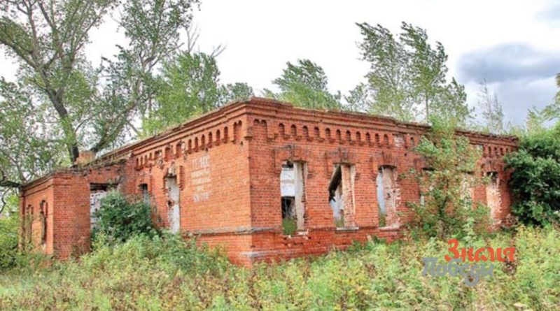 Здание бывшей земской школы в деревне Мельничной