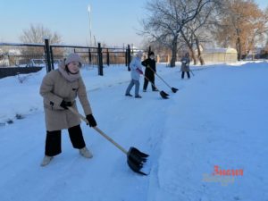 Волонтеры убирают снег на территории дома-интерната