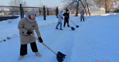 Волонтеры убирают снег на территории дома-интерната