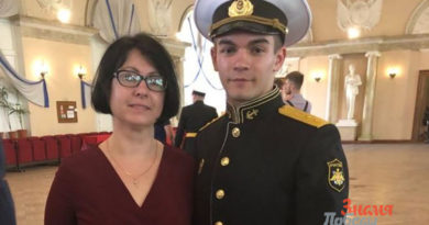 Ирина Салмина с сыном на выпускном в Санкт-Петербургском военно-морском институте, 2018 г