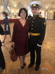 Ирина Салмина с сыном на выпускном в Санкт-Петербургском военно-морском институте, 2018 г