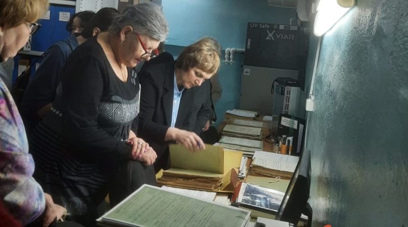 Начальник архивного отдела Ирина Коновалова показывает документы из фондов