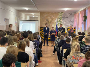 Сергей Сутягин (второй справа) обращается к школьникам
