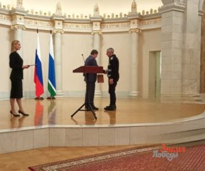 Заместитель Губернатора Свердловской областиАлексей Шмыков награждает Сергея Белова