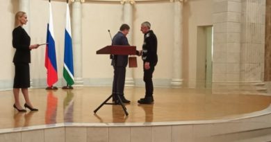 Заместитель Губернатора Свердловской области Алексей Шмыков награждает Сергея Белова