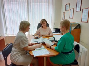 Елена Камаева и Марина Низовцева всегда рады помочь коллеге