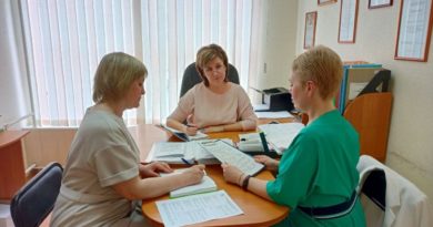 Елена Камаева и Марина Низовцева всегда рады помочь коллеге