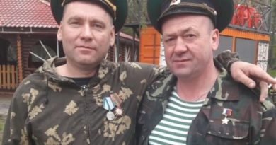 А. Коновалов (слева) с Героем России С. Евлановым