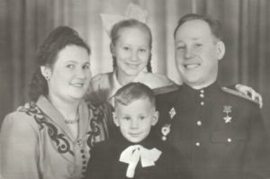 Семья Сысолятиных во время службы Ивана Матвеевича в Германии. Жена Ксения Яковлевна, дочь Светлана, сын Сергей, 1954 год