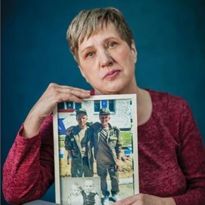 Татьяна Казанцева с портретом сыновей-героев