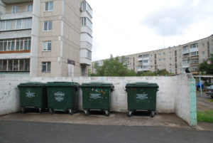 За чистотой контейнерной площадки во дворе домов по ул.Пушкинской следят сотрудники УК и сами жильцы