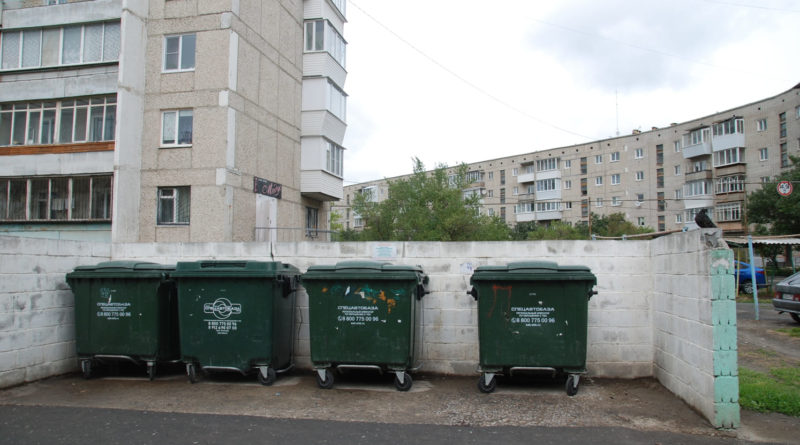 За чистотой контейнерной площадки во дворе домов по ул. Пушкинской следят сотрудники УК и сами жильцы