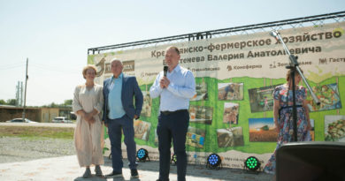 Андрей Аникьев и супруги Берстеневы приветствуют гостей праздника
