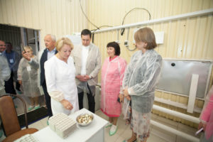 Лариса Берстенева показывает продукцию перепелиной фермыпочетным гостям