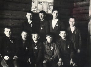 Ученики 6Б класса алтынайской школы (Иван Сысолятин 2-й слева в 1-м ряду)