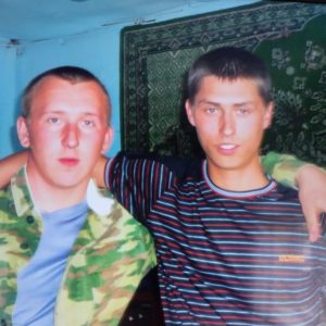 Олег Белоглазов (справа) с другомпосле службы в армии, 2010 г.