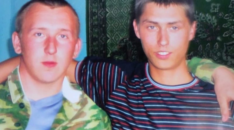 Олег Белоглазов (справа) с другом после службы в армии, 2010 г.