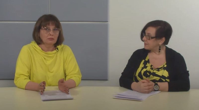 Кандидаты филологических наук Арина Жукова и Ольга Северская (справа) беседуют о судьбах заимствований