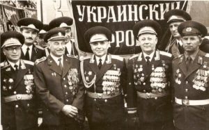 Встреча героев Украинского фронта. Иван Сысолятин – второй справа, 1992 г. 