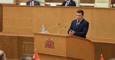 Перед областными депутатами выступил с докладом глава региона Евгений Куйвашев