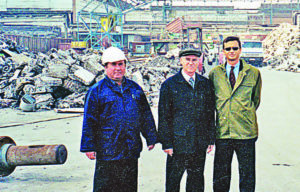 Николай Евсеев (в центре) на территории родного завода «Вторцветмет»
