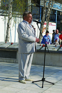 А.И. Клинов на заводском митинге в День Победы, 2011 г.