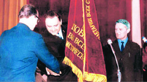 Владимир Абакумов (в центре) принимает поздравления по случаю награждения
комбината «Сухоложскцемент» орденом Трудового Красного Знамени, 1976 г