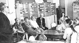 Члены литературной гостиной в библиотеке им. А.С. Пушкина,
А. Эйрих – в центре, 1989 г.
