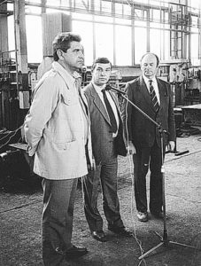 А. Рябцев с делегацией
иностранных гостей в одном
из заводских цехов,
начало 1990 гг.