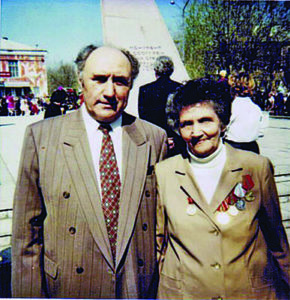 Почетные граждане Сухого Лога А. Быков и Г. Иванова на Дне Победы, 1996 г.