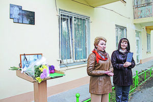 На открытии мемориальной доски Таисии Андриевской (на ул. Победы) выступает Елена Бекетова, в прошлом главный педиатр Сухого Лога. 2021 год